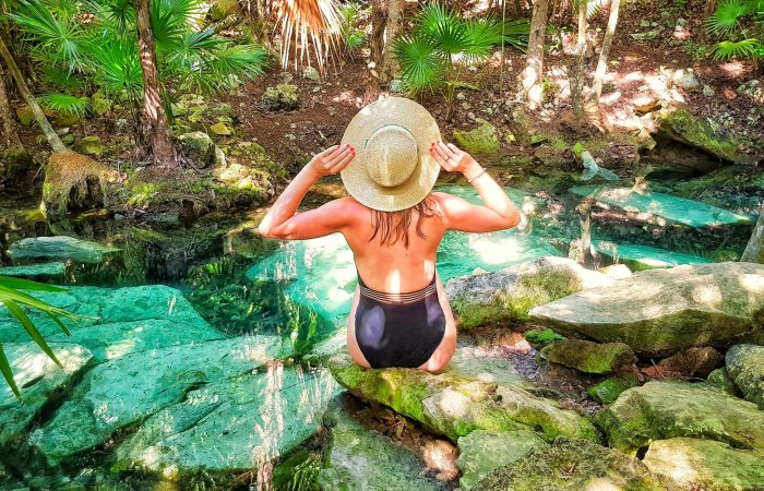 Mujer en cenote de Yucatán