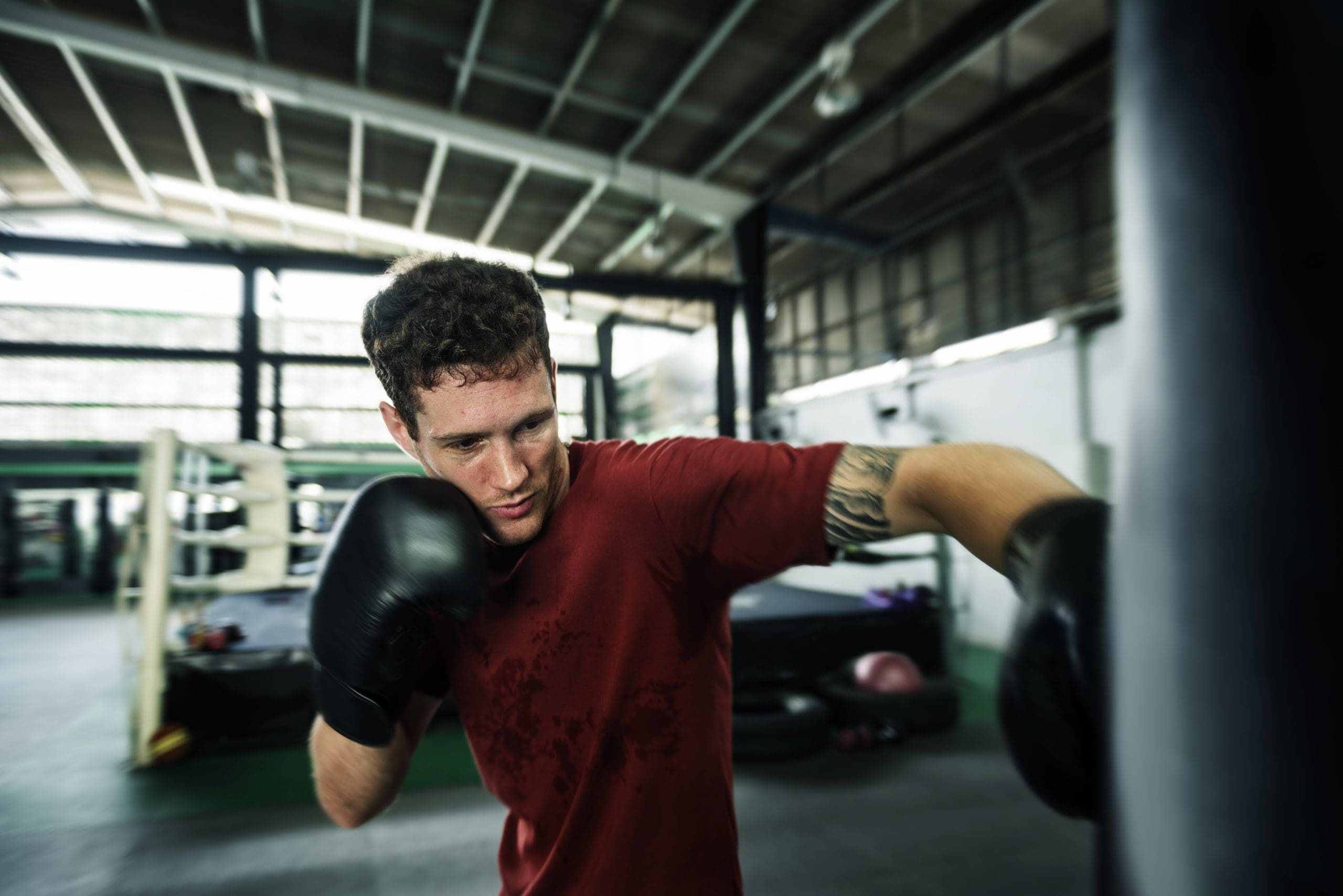 Hombre entrenando box en centro deportivo del gimnasio de Mérida