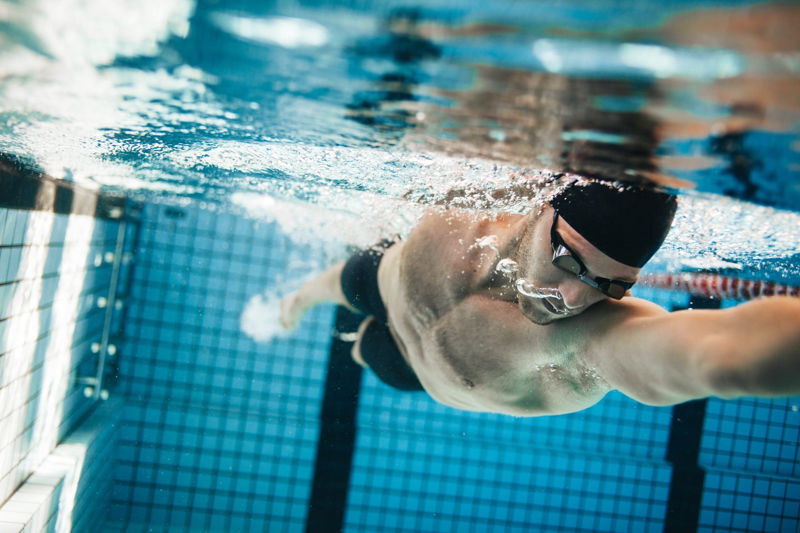Hombre nadando en centro deportivo de Mérida
