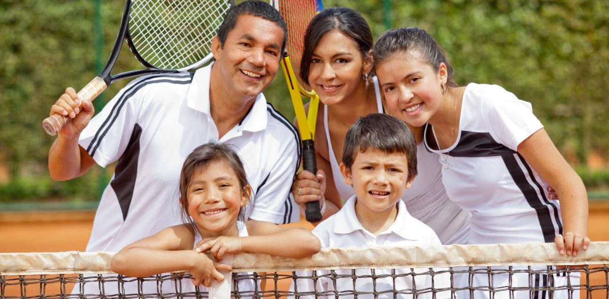 familia feliz disfrutando de tenis en club deportivo o Sport club en Mérida